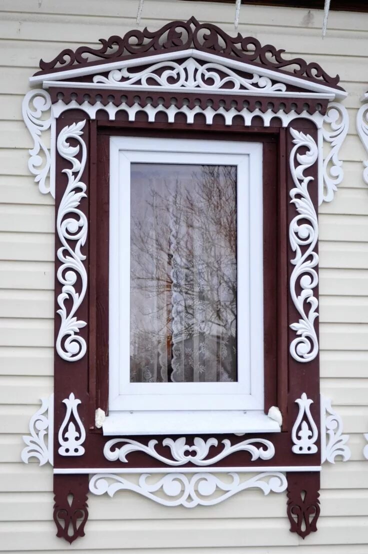 Резные наличники на окнах фото Резные наличники на окне Wooden door paint, Painted doors, Shutters exterior