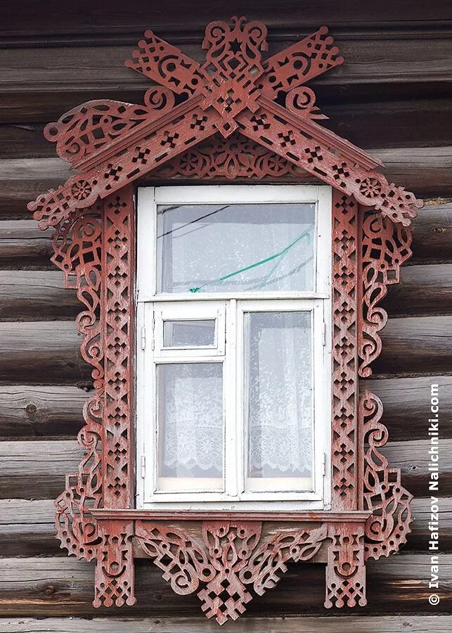 Резные окна дома фото Наличник выполненный в технике сквозной пропильной резьбы Деревянные двери, Окон