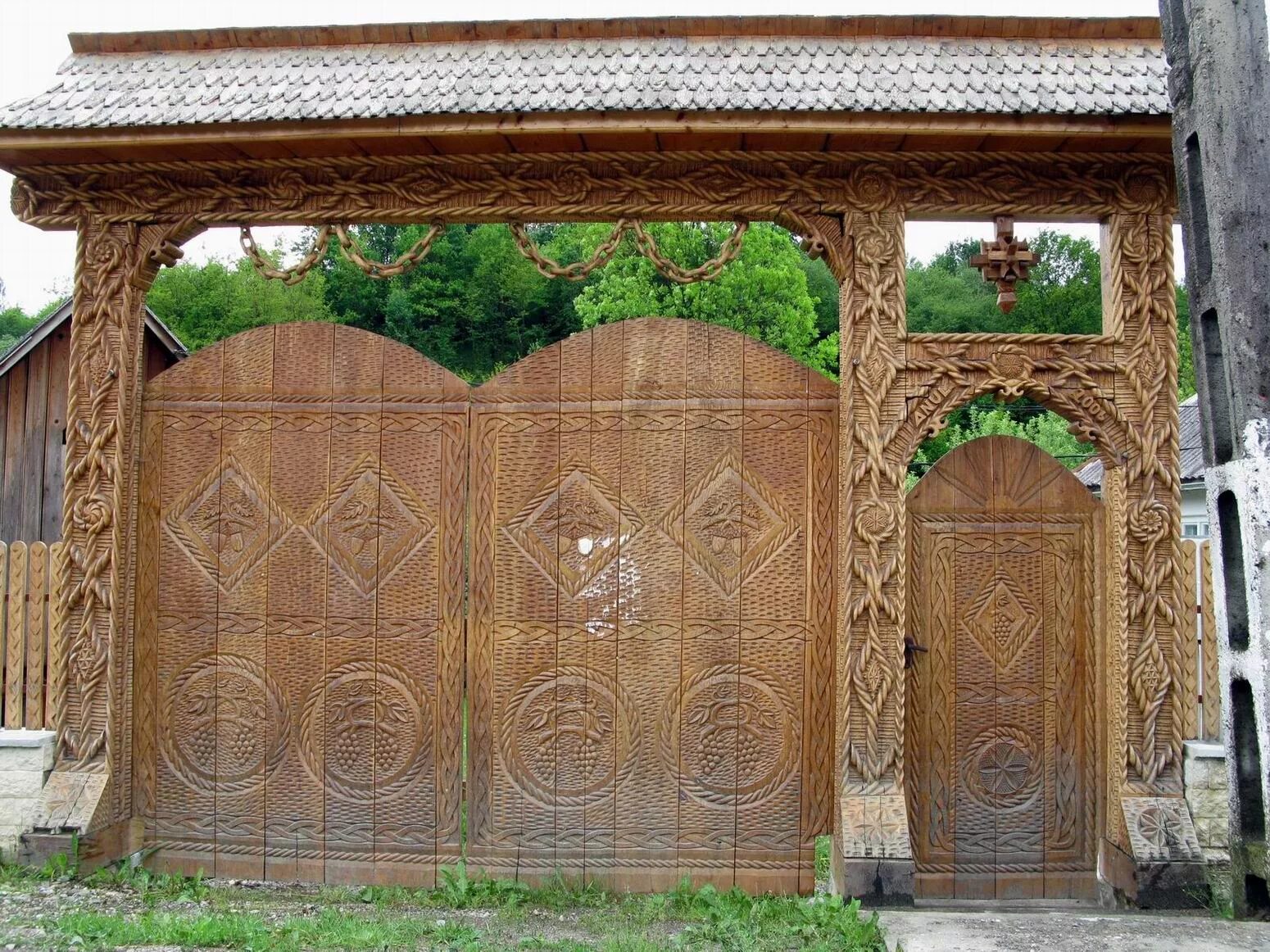 Резные ворота из дерева фото Maramures travel photo Brodyaga.com image gallery: Romania, Maramures