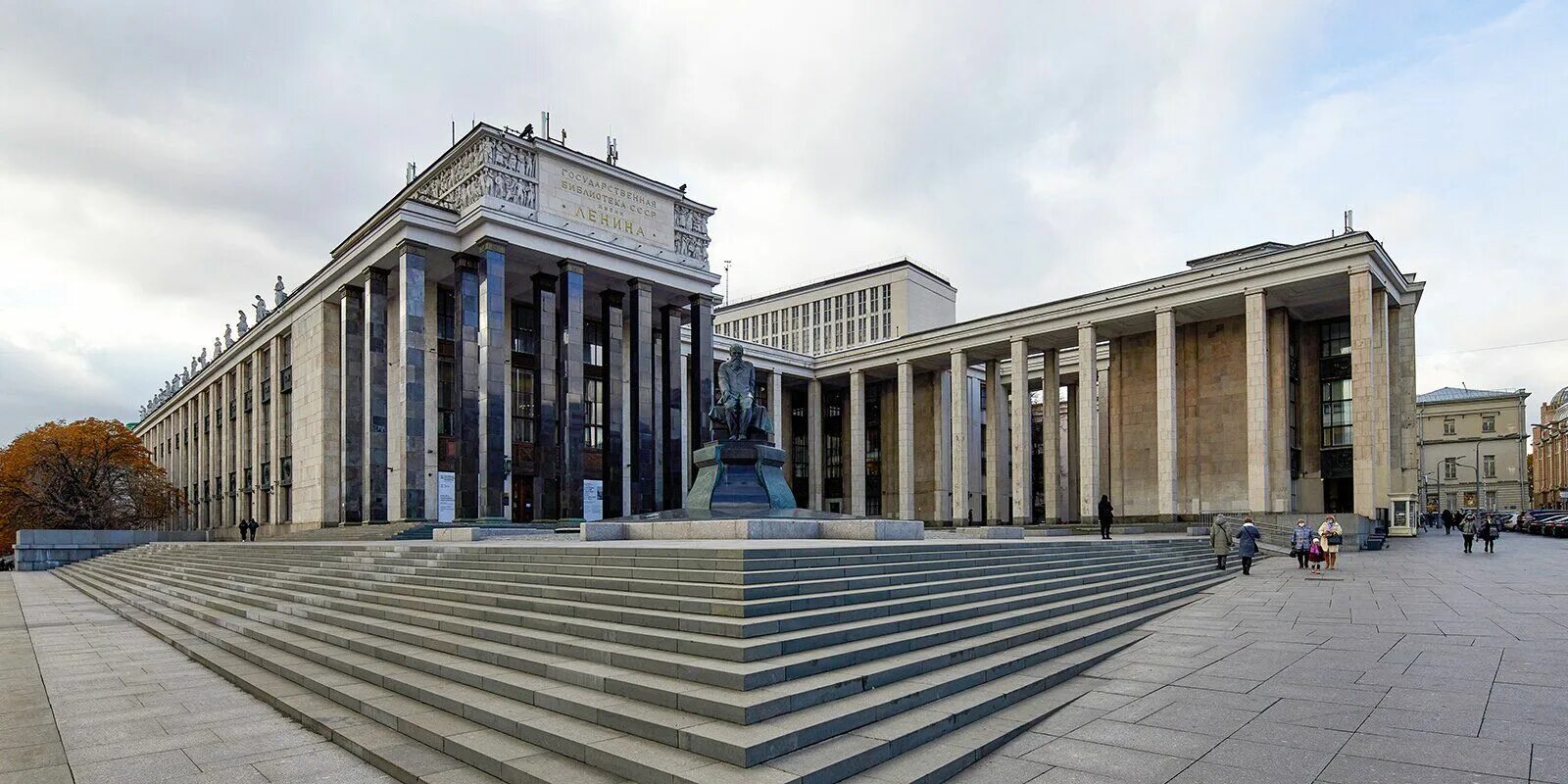 Ргб фото здания The street is like an exhibition. Flying comet and little lions of Vozdvizhenka 