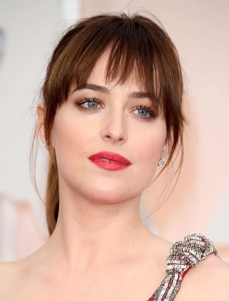 Рваная челка фото The 30 Best Celebrity Makeup Looks of 2015 Bangs for round face, Celebrity makeu