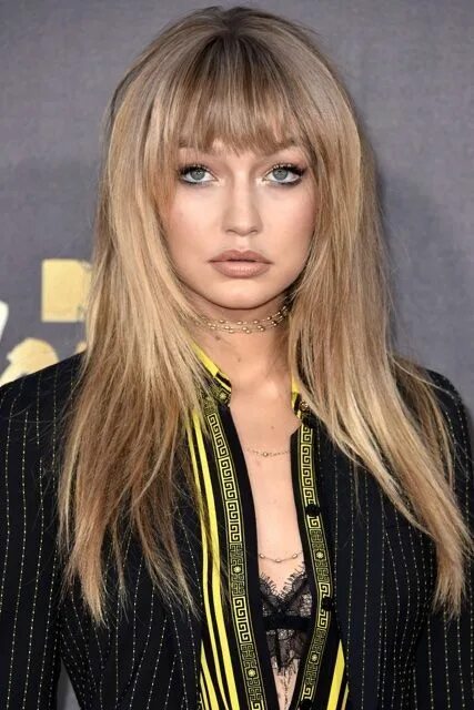 Рваная челка волосы фото The Truth Behind Gigi Hadid's Red Carpet Bangs Hairstyles with bangs, Long hair 