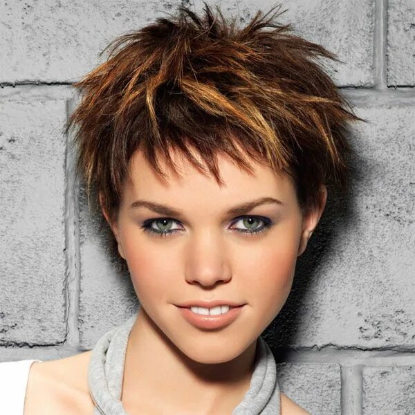 Рваная короткая стрижка волос фото coupe courte avec des mèches Short choppy haircuts, Short spiky hairstyles, Chop