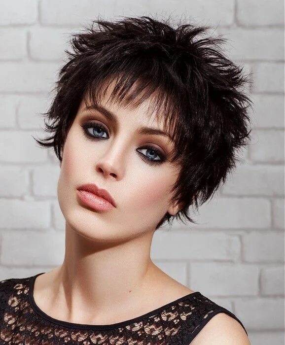 Рваная короткая стрижка женская с челкой Christine Margossian - Short Black straight hair styles (25163) Coupe de cheveux