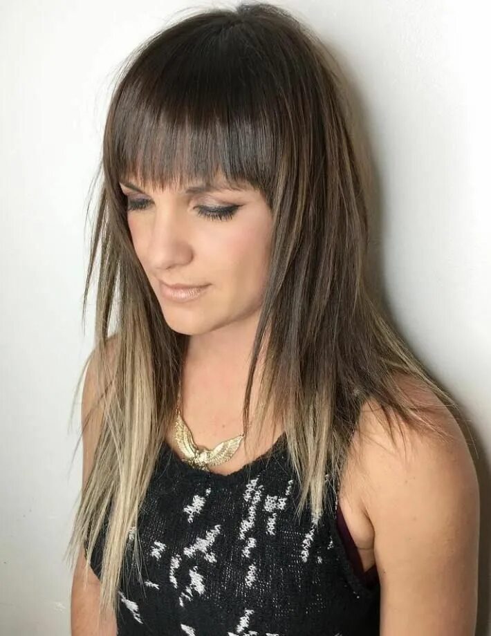 Рваная средняя челка фото Long Layered Haircut With Bangs Asymmetrical haircut, Long hair styles, Asymetri