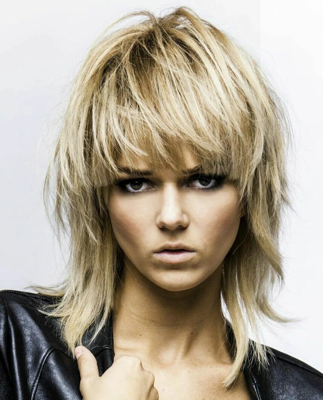 Рваная стрижка на средние волосы фото Pin on Hair Rocker hair, Long shag haircut, Hairstyles for thin hair