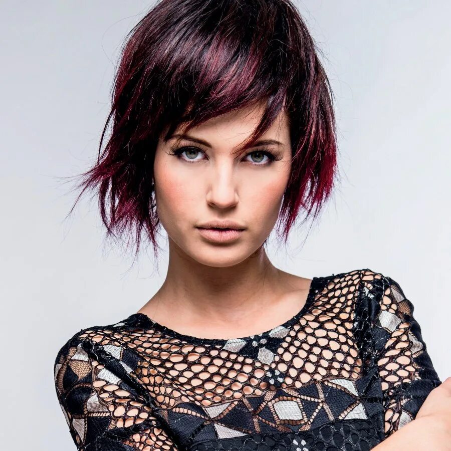 Рваная стрижка с косой челкой Seductive hairstyles with elements of the shag and the bob