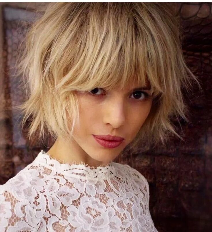 Рваное каре на короткие волосы фото Pin by Juniper Salon on BOB LOB WOB Messy bob hairstyles, Short haircuts with ba