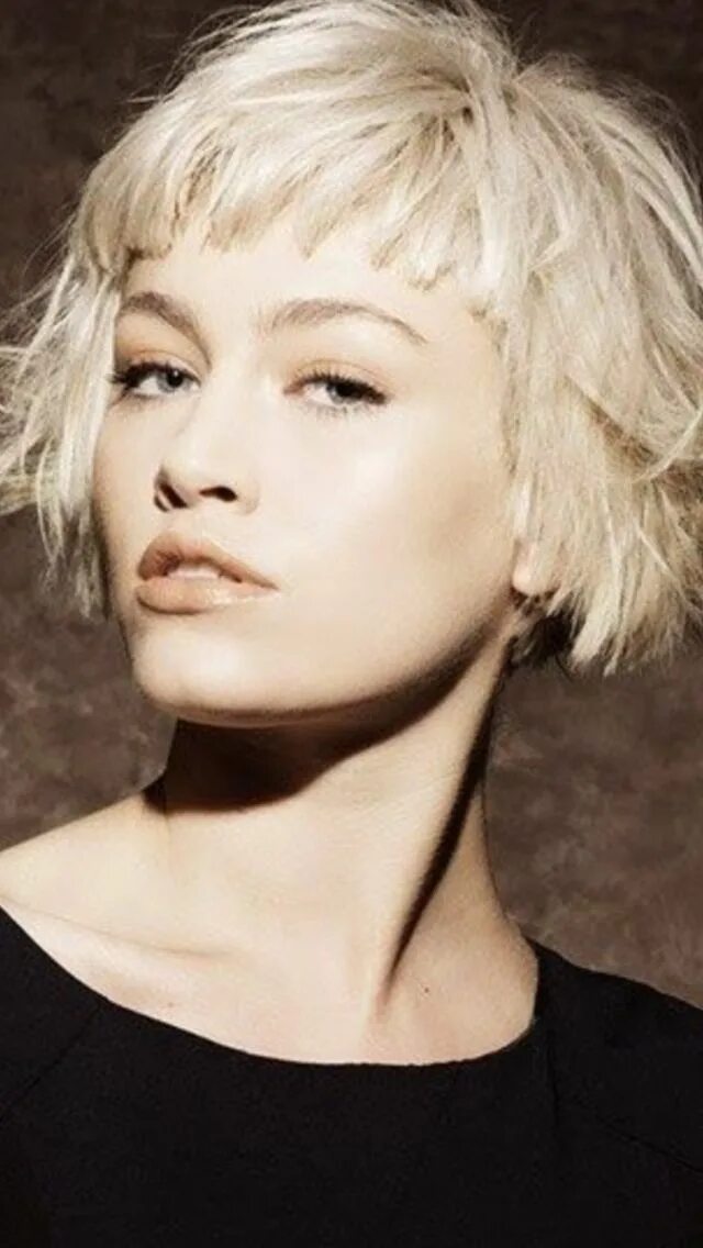 Рваное каре с короткой челкой стрижка Choppy platinum bob Capelli, Acconciature, Tagli capelli con frangia corta