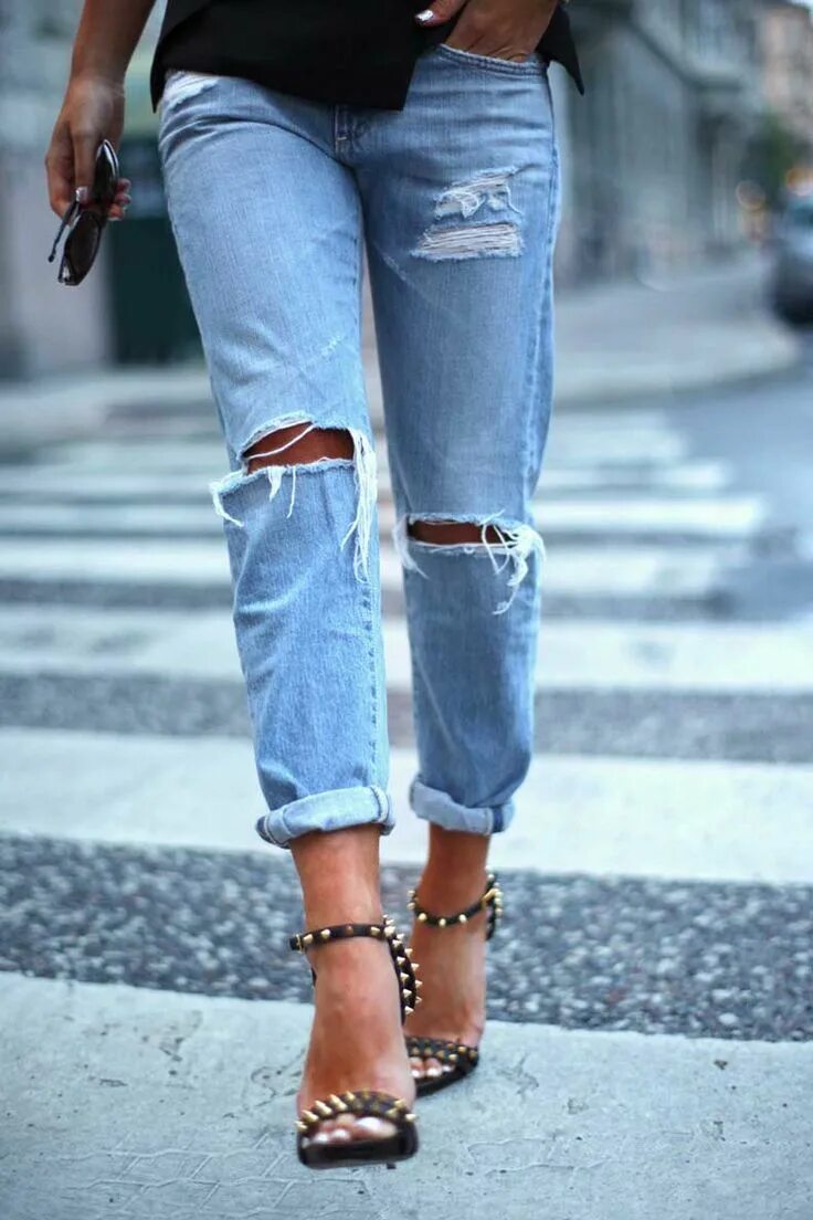 Рваные джинсы фото ripped-knee-jeans-street-style-7 Jeans trend, Beliebte kleidung, Zerrissene jean